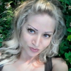 ?Pretty woman will kiss