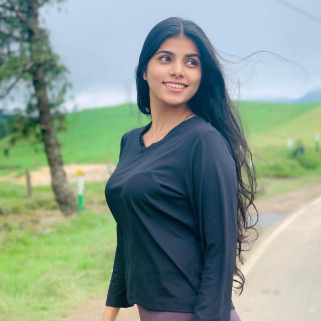 අක්කට අතෙ ගහමු?
