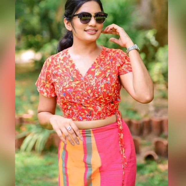 Niliyanta athe gahamu නිළියන්ට අත මරමු