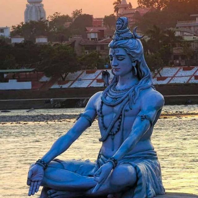 ?? महादेव के? पुजारी ??