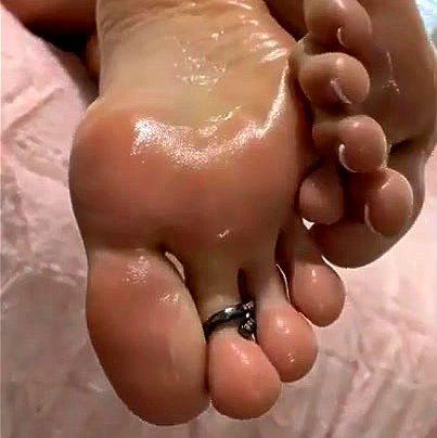 ලස්සන කොල්ලෝ...?