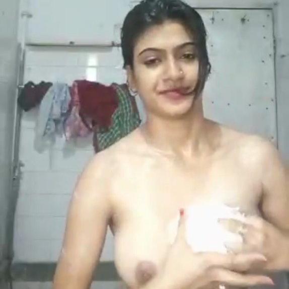 चाची को नहानी में पेला